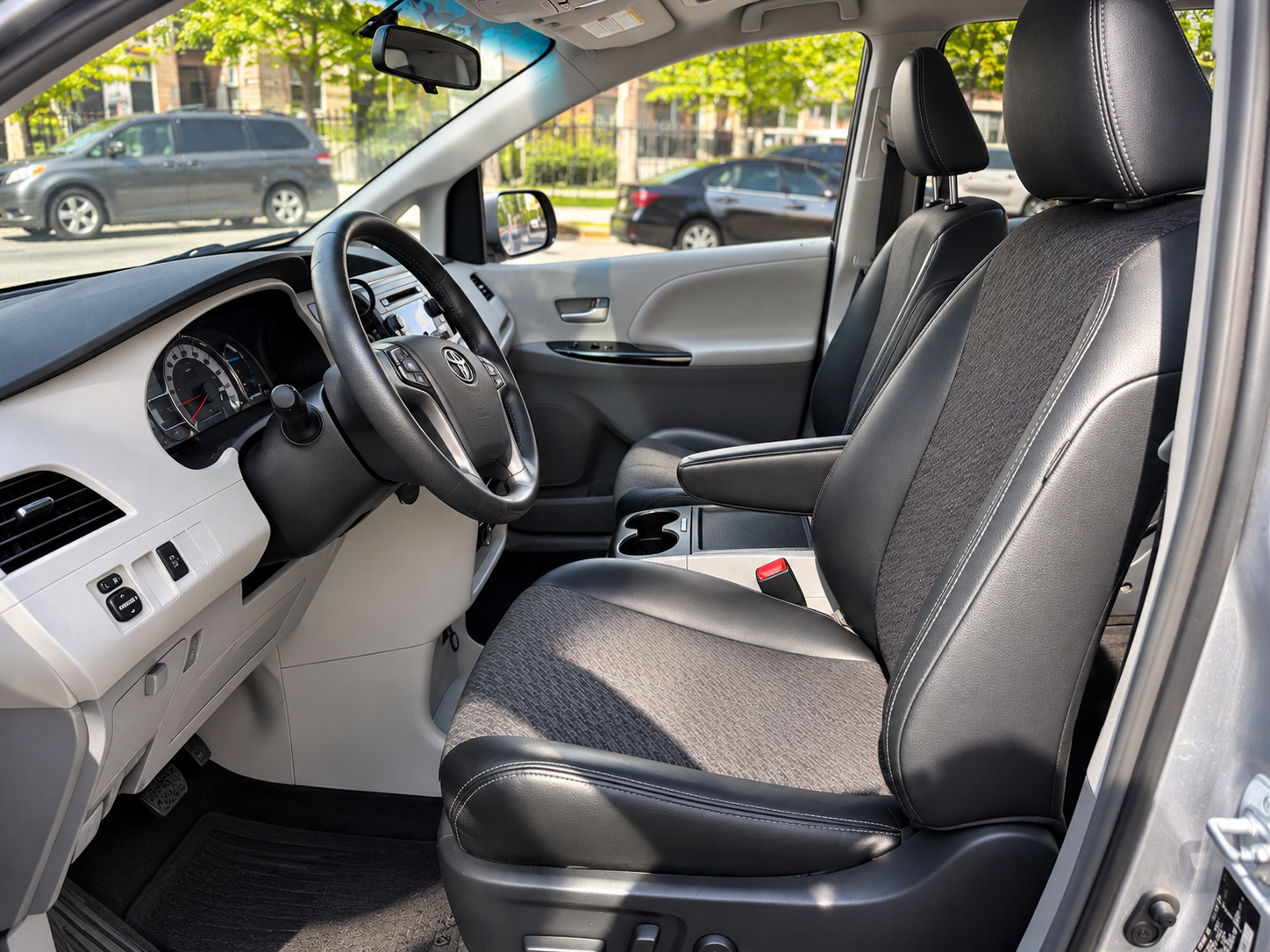 2011 Toyota SIENNA SE photo 8