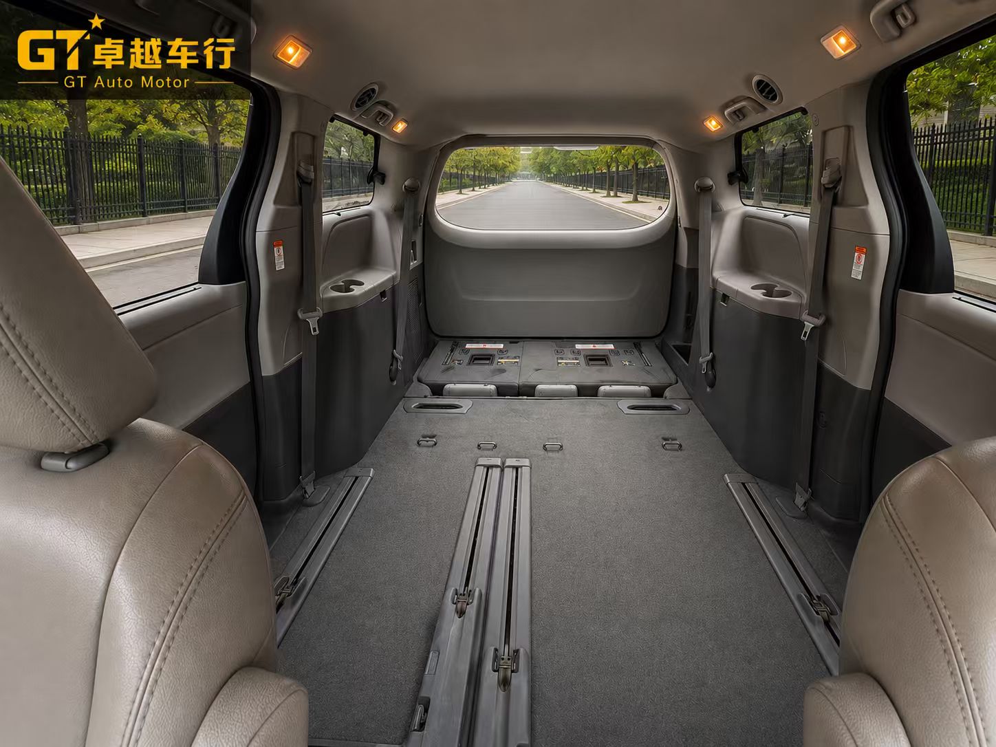 2016 Toyota SIENNA XLE photo 8
