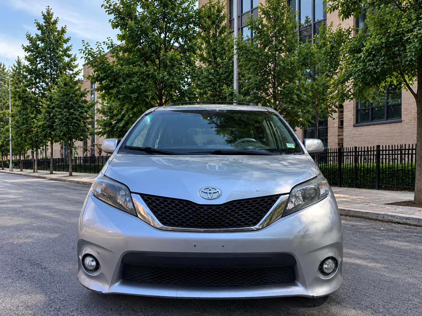 2011 Toyota SIENNA SE photo 4