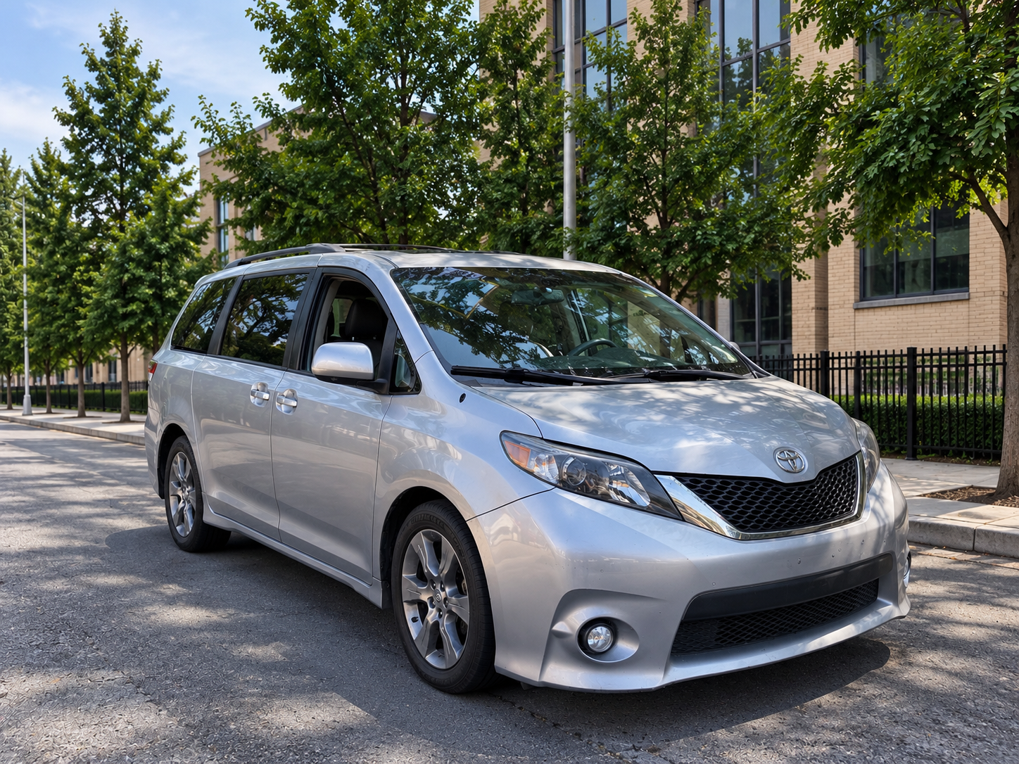 2011 Toyota SIENNA SE photo 2