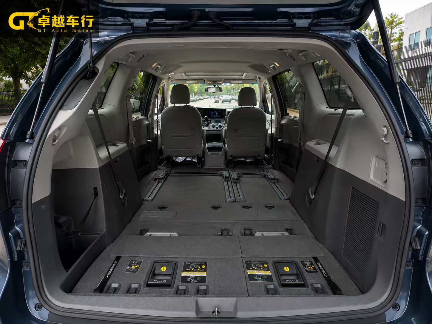 2016 Toyota SIENNA XLE photo 7