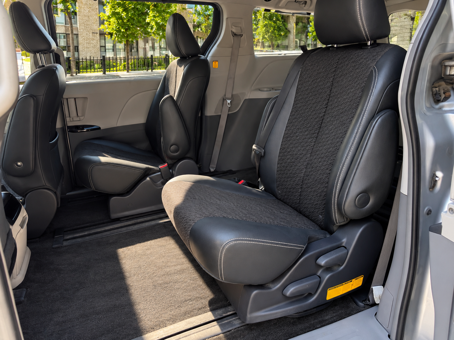 2011 Toyota SIENNA SE photo 10