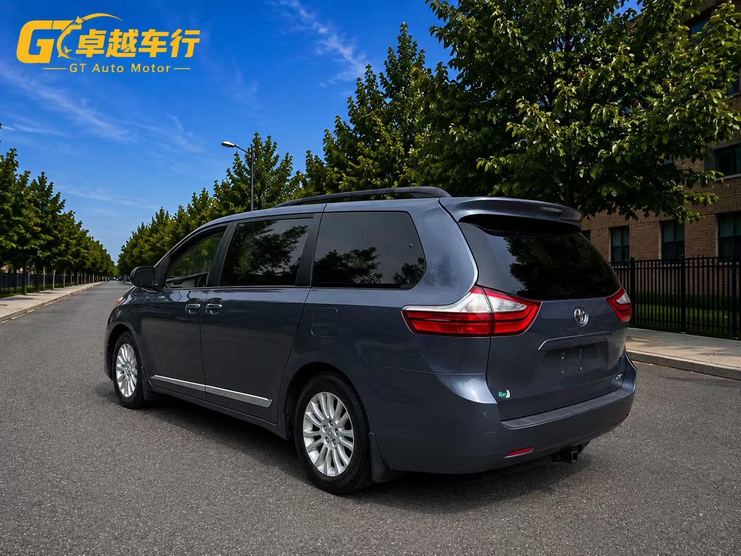 2016 Toyota SIENNA XLE photo 2
