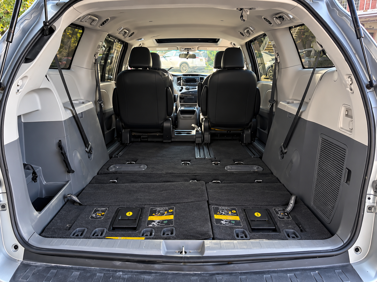 2011 Toyota SIENNA SE photo 6