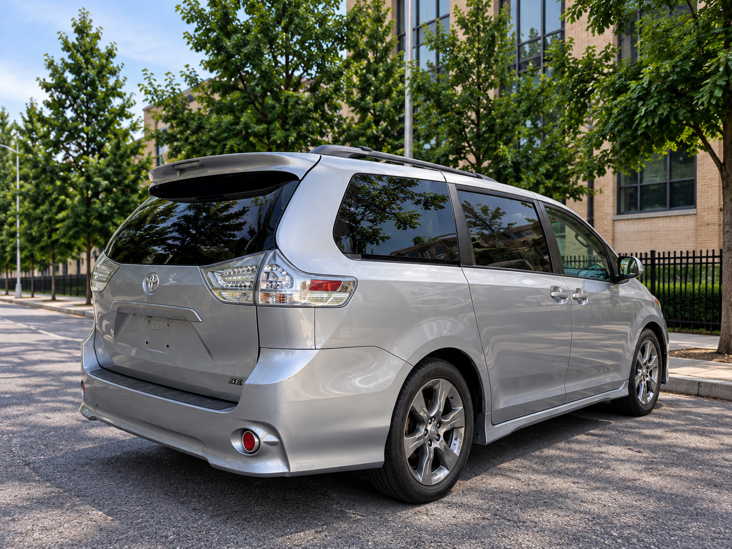 2011 Toyota SIENNA SE photo 3
