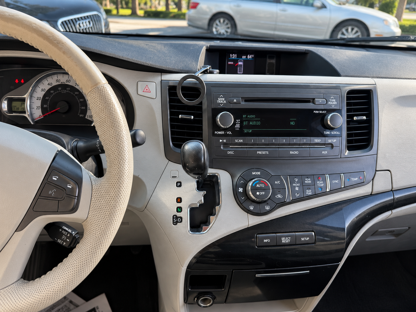 2011 Toyota SIENNA SE photo 5
