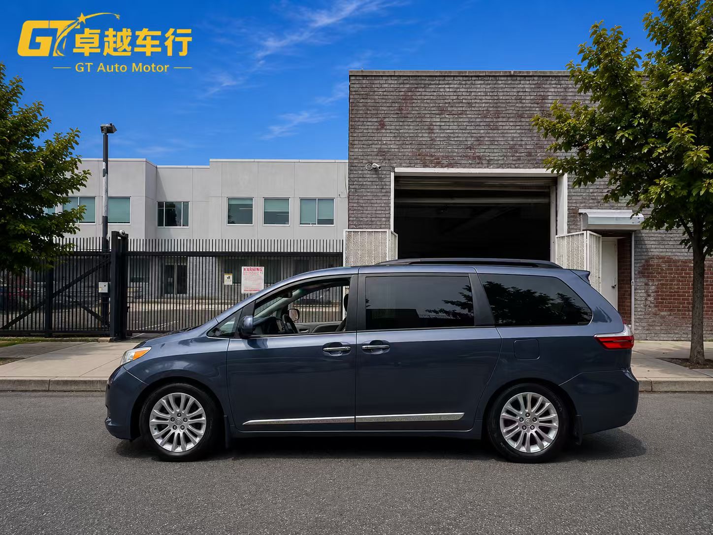 2016 Toyota SIENNA XLE photo 4