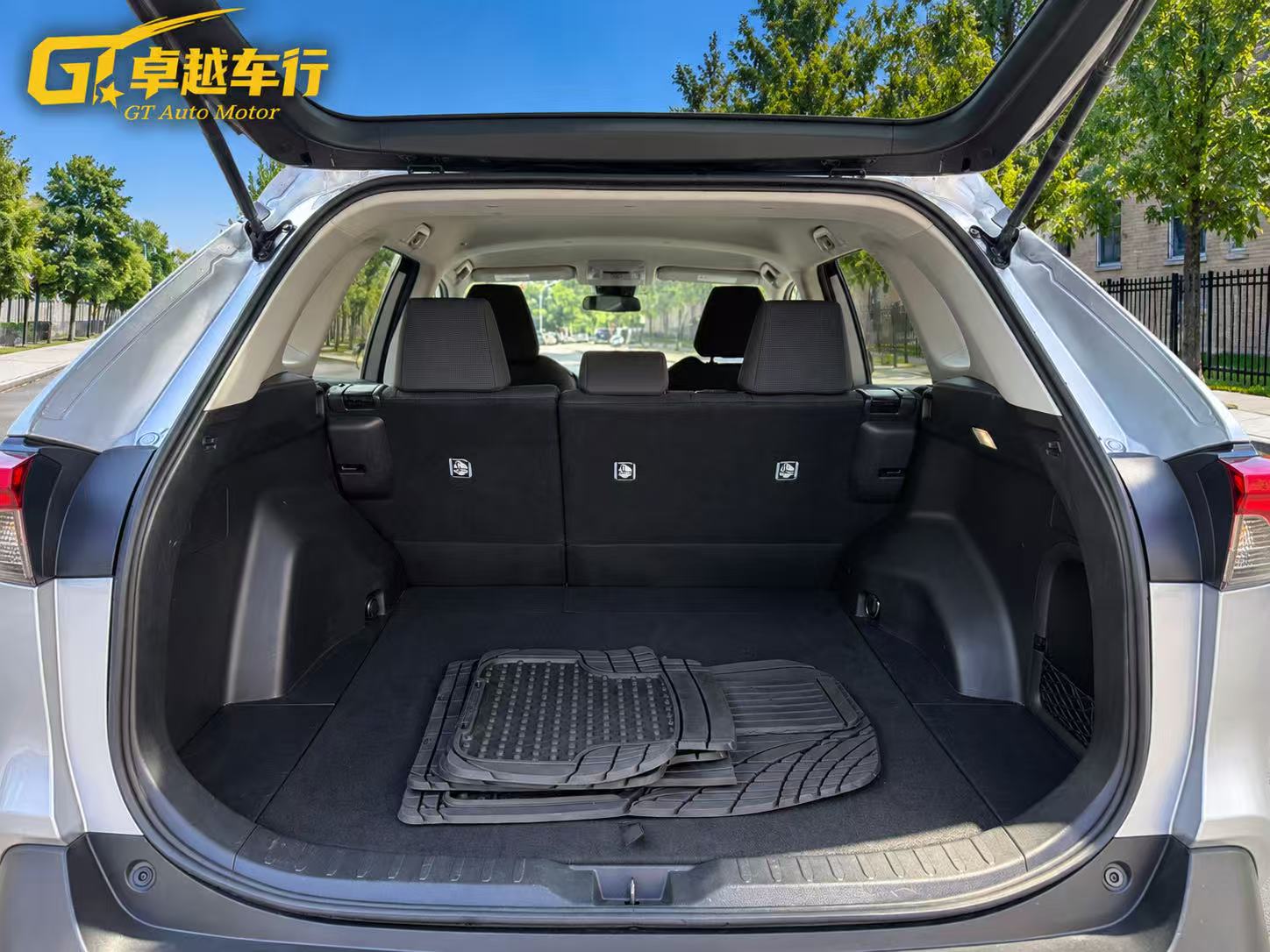 2022 TOYOTA RAV4 LE photo 10