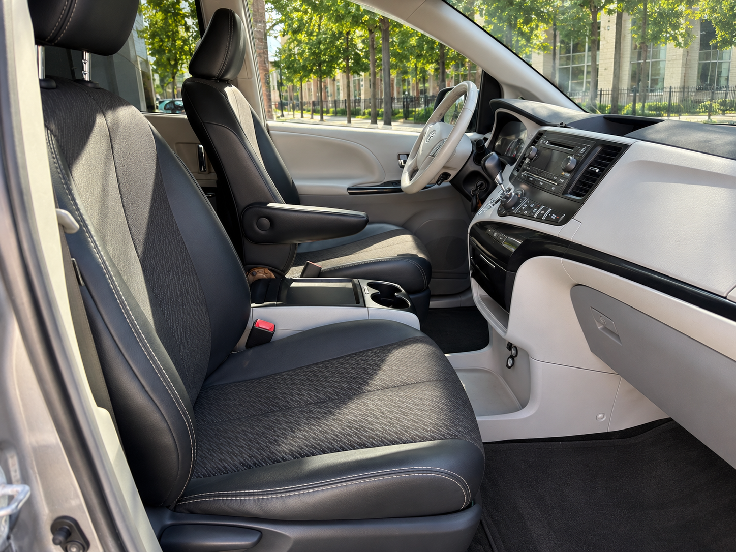 2011 Toyota SIENNA SE photo 9